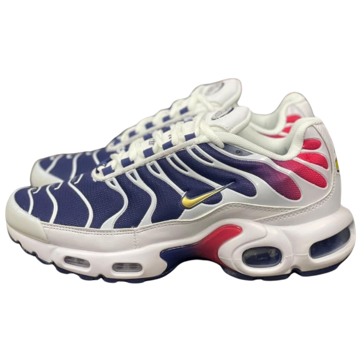 Nike Air Max TN Drift Plus Tenis Para Hombres. Si estás buscando el calzado perfecto que combine estilo, comodidad y rendimiento, las zapatillas Nike Air Max TN Plus hombre son la opción ideal para ti. En Onlineshoppingcenterg, entendemos que al comprar zapatillas, no solo buscas un par para caminar, sino también una declaración de moda. En este artículo, te ayudaremos a descubrir por qué estas zapatillas son una inversión inteligente, cómo elegir el modelo perfecto para ti, y cómo puedes aprovechar las ofertas disponibles en nuestra tienda.  ¿Por qué Elegir Zapatillas Nike Air Max TN Plus Hombre? Las zapatillas Nike Air Max TN Plus son icónicas por varias razones. Lanzadas por primera vez en 1998, este modelo ha capturado la atención de atletas y amantes de la moda urbana por igual. Pero, ¿qué hace que las Nike TN sean tan especiales?  1. Tecnología Tuned Air Una de las principales razones por las que los usuarios eligen las Nike Air Max TN Plus es la tecnología Tuned Air. Esta innovación se basa en proporcionar una amortiguación precisa en las zonas donde el pie más lo necesita, reduciendo el impacto de cada pisada y mejorando la estabilidad. Ideal para hombres que buscan zapatillas no solo para el día a día, sino también para actividades deportivas o largas caminatas.  2. Diseño Atemporal El diseño de las Nike Air Max TN Plus es simplemente único. Su distintiva estética con líneas fluidas en la parte superior y una suela visible de Air Max las convierte en un modelo reconocible al instante. Ya sea que elijas las clásicas Nike TN blancas o las elegantes Nike TN negras, estarás garantizando un estilo que nunca pasa de moda.  3. Variedad de Colores y Modelos En Onlineshoppingcenterg, ofrecemos una amplia variedad de Nike Air Max Plus TN, desde los clásicos modelos como el Nike TN Plus 3 hasta las versiones más recientes como las Nike Air Max Plus TN Ultra. Puedes encontrar opciones que se adapten a tu personalidad y estilo de vida, asegurándote de tener el par perfecto para cualquier ocasión.